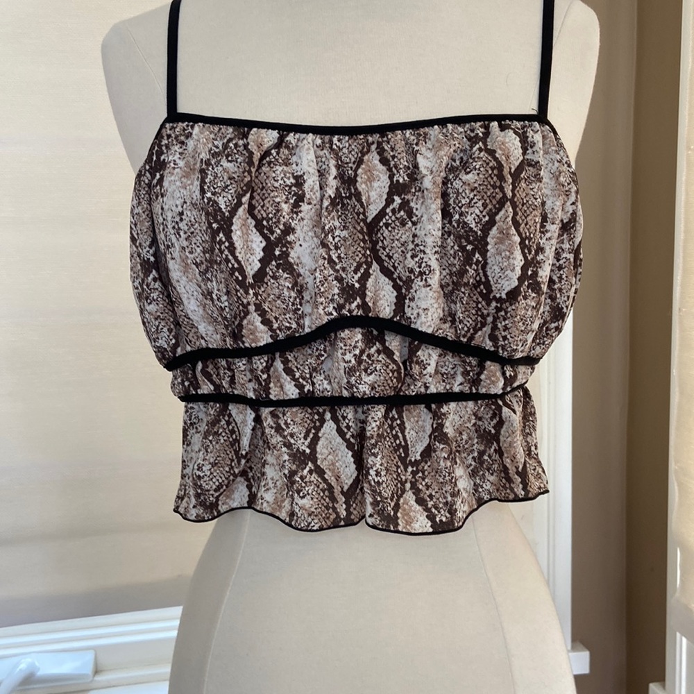 Stretchy crop and flounce top Forever 21